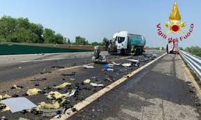 Per cause in corso di accertamento da parte della polizia stradale un'auto si è scontrata con. Gravissimo Incidente Autostrada A4 Chiusa In Direzione Milano Le Foto Prima Pavia