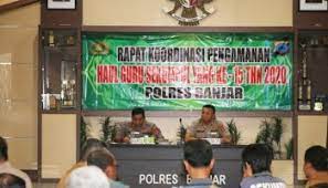 Kondisi ini berbeda juah dengan jamaah haul yang menggunakan sepeda motor dan mobil, karena setelah pukul 12.00 wita hingga menjelang pukul 17.00 wita semakin bertambah banyak datang dari arah banjarmasin menuju ke sekumpul martapura. Pilih Jalur Sungai 500 Klotok Dan Longboat Jemaah Haul Dari Batola Dan Kalteng Merapat Di Martapura Kanal Kalimantan