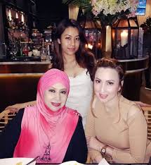 Beliau berkahwin dengan ahli perniagaan, rahman shakur pada november 2015. 10 Gambar Terkini Datin Maria Farida Yang Tidak Dimamah Usia Walaupun Sudah Berusia 50 Tahun Persis Wanita Usia 20 An Berita Jalan Kami