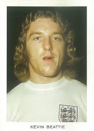 1972 – Kevin Beattie foi um zagueiro do Ipswich Town (ENG) com passagem pela seleção inglesa. Durante sua carreira, sofreu muito com lesões. - kevin_beattie