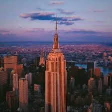 Aerial view to lower manhattan downtown skyline with famous empire state building and skyscrapers at sunset, new york city, usa. Architektur Und Design Empire State Building