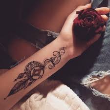If you are a budding tattoo artist then you should start with simple henna tattoos like this. 18 Small Henna Tattoos That Look Really Cute Styleoholic
