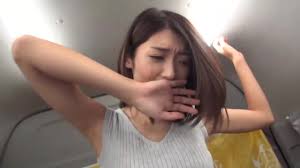 スレンダーボディに長い美脚がたまらないショートカット美人妻まなさん。子供を迎えに行くところを巧みな話術で車中に連れ込みロデオにRideON！パンチラを気にしていたが¥5000でパンツ全開に！  - XNXX.COM