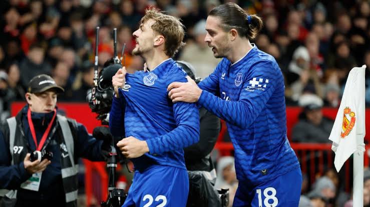 Man Utd 0-1 Everton: United booed off after woeful defeat to 10-man Toffees  | Football | Metro News