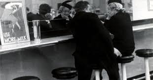 A Piccadilly Circus Milk Bar October 1938 By Kurt Hutton Old London Piccadilly Circus London Pictures