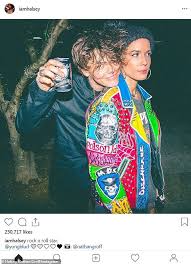 I Will Follow You Into The Dark Yungblud Piano Halsey Shares Snap Of Beau Yungblud Resting His Head On Her Shoulder Celebridades Artistas Famosos