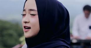 Di indonesia, lagu ya jamalu mulai dikenal setelah dibawakan oleh grup musik sabyan gambus dengan vokalis khoirunnisa atau nissa sabyan. Kumpulan Lirik Lagu Nissa Sabyan Lengkap Mastimon Com