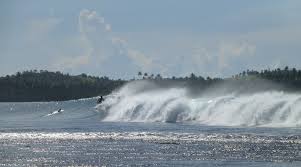 The highest elevation is 2,907 feet (886 metres). Surfing Nias Licht Und Schatten Im Paradies