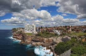 Vaucluse is located on the south head peninsula, just south of the gap with sydney harbour on the west and the tasman sea to the east. Category Vaucluse New South Wales Wikimedia Commons