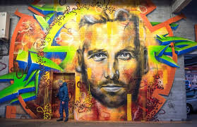 Kongelige og toppolitikere til Ari Behns bisettelse