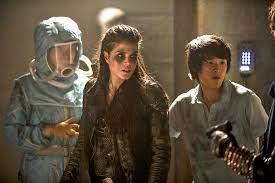 Kane este chinuit de ultima sa decizie. The 100 Season 2 Finale Recap Blood Must Have Blood Part Two Ew Com