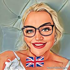 Bite sized strawberry tarts , filled with creme patisserie and chantilly  cream 🍓🍓🍓