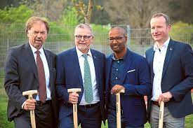 Du suchst eine ausbildung bei der bw bank? Sie Legten Hand An Von Links Karl Josef Prothmann Bw Bank Albstadt Ebingen Hubert Bernhard Vorstand Stiftung St Franziskus Cacau Schirmherr Der Spendenaktion Und Stefan Guhl Designierter Vorstand Stiftung St Franziskus Schwarzwalder Bote