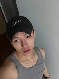 你們覺得跟叔叔談戀愛比較香，還是跟弟弟談戀愛比較香？