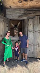 Conhecendo o Burro do Shrek na Disneyland
