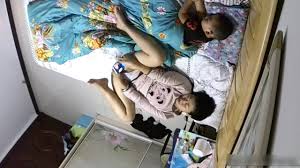 家庭攝像頭偷拍到小孩在傍邊母親在自慰- MOAV