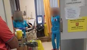 Συνεχίζουμε να φοράμε μάσκα και να κρατάμε αποστάσεις για. Krhth Ygeionomikoi Xwris Maska Sta Epeigonta Nosokomeioy Eikones Creta24