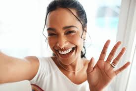 Certains traitements existent en pharmacie pour soigner les mains moites, mais aussi des solutions naturelles. Mains Moites Comment Traiter Naturellement La Transpiration Des Mains Tout Pratique