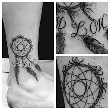 Tatouage Attrape Reve Initiales Fond Noir Tattoo Quelle est la signification d'un tatouage attrape rêve ? tatouage attrape reve initiales