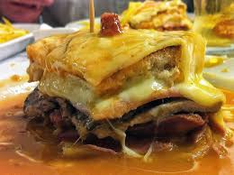 Different restaurants that serve francesinha are characterized. Francesinha Origem E Receita Receitas Receitas Francesas Francesinha A Moda Do Porto