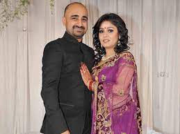 Sunidhi chauhan first marriage was done at the age of 18 with director and choreographer bobby khan but this marriage was ended on divorce. Singer Sunidhi Chauhan Blessed With A Baby Boy Filmfare Com