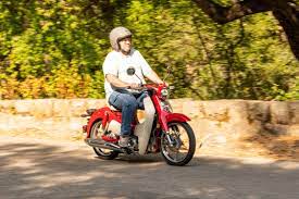 The super cub c125 comes with disc front brakes and drum rear brakes. 2020 Honda Super Cub C125 Rekindles Honda S Origins