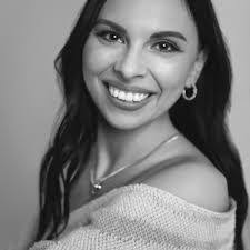 Sarah Scheer's Instagram, Twitter & Facebook