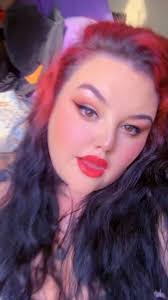 Danielle Brackett's Instagram, Twitter & Facebook