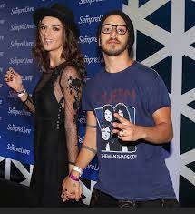 Músico desde a infância, junior fez parte da dupla sandy & junior, ao lado de sua irmã, sandy. Junior Lima Teve Que Adiar Seus Planos De Virar Papai Entenda O Motivo Estrelando