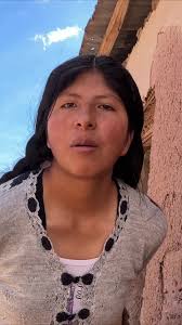 Transformación de vestimenta nativa: ¡Probando el estilo cholita!