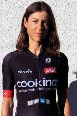 Anna kiesenhofer étudie les mathématiques à l'université technique de vienne en licence, puis effectue son master à l'université de cambridge, enfin elle passe sa thèse à l'université polytechnique. Mogddvgmjubmlm