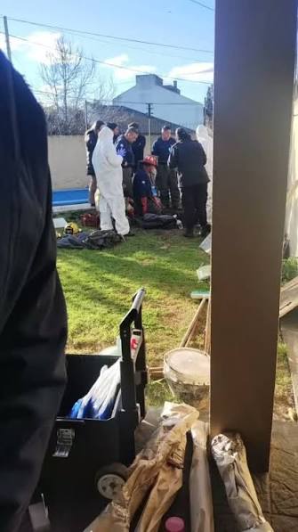 MACABRO CRIMEN EN CASTELAR: , ASESINÓ A SU MADRE Y ENTERRÓ EL CUERPO EN EL  JARDÍN DE SU CASA, Un estremecedor hecho conmociona a la localidad de  Castelar Norte. Un joven de 24 años fue detenido ...