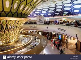 Abu dhabi is uae capital. Vereinigte Arabische Emirate Vae Abu Dhabi Internationaler Flughafen Auh Terminal Parcours Gate Bereich Interieur Design Shopping Shopper Shopper Shop Sho Stockfotografie Alamy