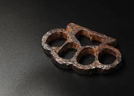 Question For Anyone Who Knows About Brass Knuckles. What Difference Does  The Part That Extends Into The Palm Make? : R/Edc