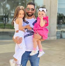 عمرو السولية · لاعب كرة قدم دولي مصري. Ø¹Ù…Ø±Ùˆ Ø§Ù„Ø³ÙˆÙ„ÙŠØ© Ù…Ø¹ Ø¨Ù†Ø§ØªÙ‡ Ø§ÙˆÙ„ Ø§ÙŠØ§Ù… Ø¹ÙŠØ¯ Ø§Ù„ÙØ·Ø± The Buzz Magazine