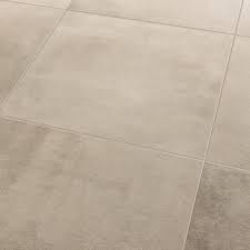 Badezimmer und schmale fliesen als gestalterisches mittel, vielmals als oberer abschluss oder farblich abgesetzter streifen. Pin Auf Haus Ideen