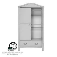 Didefinisikan oleh pintu kabinet berpanel cantik, lemari ini menawarkan banyak ruang untuk menggantung pakaian karena laci yang lebih rendah menyediakan ruang yang cukup untuk menyimpan pakaian, linen, dan lainnya. Lemari Pakaian Anak Duco Mewah Terbaru Ranjang Bayi
