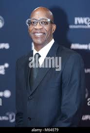 Edwin Moses atleta e atleta di campo, mostra una delle medaglie d'oro che  ha vinto in 400 metri ostacoli nelle Olimpiadi del 1976 e 1984 Foto stock