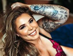 Ireland's shane lowry poses with the claret jug, the trophy for the champion golfer of the year after winning the british open golf championships at. Kailyn Lowry Poses In Lingerie Denies Photoshop Claims As Chris Lopez Pines For His Girl The Hollywood Gossip