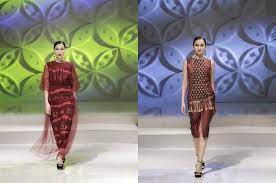 Baju batik dengan desain modern tampak sangat elegan. Busana Etnik Dari 12 Kain Heritage Indonesia Karya Desainer Yurita Puji Di Fashionality 2018 By Appmi Jawa Barat Semua Halaman Stylo