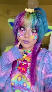 Furby-Inspired Kawaii Makeup für Rainbowcore Fans