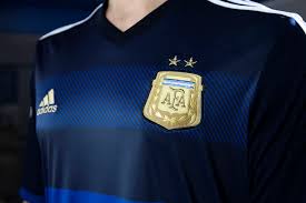 El estreno será este viernes, cuando el equipo sub 23 que dirige fernando la nueva camiseta de adidas para la selección argentina se enmarca dentro de la campaña unity, donde la marca refleja la unión que. Nueva Camiseta Argentina Azul Alternativa Adidas Mundial 2014 Marca De Gol