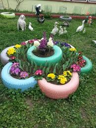 Wir Bringen Die Dekoration Im Garten Mit Diesen Unglaublichen Diy Ideen Von Bunten Topfen Aus Alten Reifen In Schwung Judy Macdonald Diy In 2020 Alte Reifen Diy Gartendekoration Diy Gartenbau