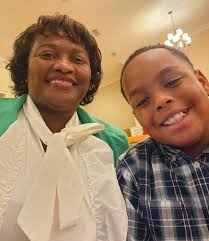 Oh, it's Sunday😲the hubby and I had to do a double-split for church  today‼️😄He attended our church to usher, while my lil armorbearer and I  visited my parents church, Antioch Stonetank......afterwards, my