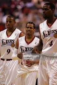 Le 11 janvier 2007, c'est au tour de chris webber, en fin de carrière, de quitter philadelphie en rachetant son contrat pour partir à detroit. Andre Iguodala Of The Philadelphia 76ers Walks With His Teammates Allen Iverson And Chris Webber In Game Three Of The Chris Webber Andre Iguodala Allen Iverson