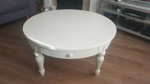 You might think the flowery french style or simple shaker style would be upstaged by oversized seating, but because these pieces are often slipcovered, they manage to. Best Furniture For A Shabby Chic Living Room