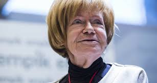 Przymierzyła suknię ślubną po 35 latach. Reakcja jej męża? Nie do opisania