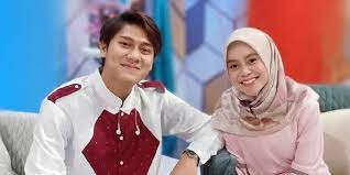 Jadi salah satu couple teromantis tahun ini, lesti dan rizky billar pertama kali bertemu di acara talkshow yang dipandu tukul arwana. Leslar Diramalkan Nikah Tahun 2021 Jawaban Rizky Billar Dan Lesti Bikin Baper Diadona Id