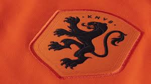 De aanvaller van het nederlands elftal vertrekt deze zomer transfervrij bij olympique lyon en de catalaanse club is een van de gegadigden om hem in te lijven. Knvb Presenteert Nieuw Oranje Shirt Voor Mannen En Vrouwen Nos