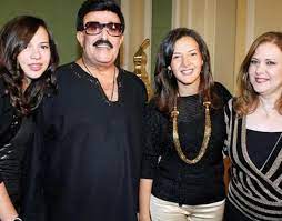 يذكر ان سمير غانم مواليد عام 1937 تخرج فى كلية الزراعة جامعة اﻹسكندرية، ثم التقى بكلٍ من جورج سيدهم والضيف أحمد. 4h0fm4ietyntcm